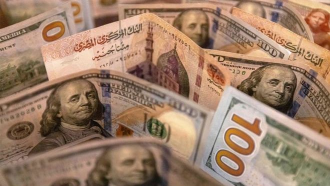 سعر الدولار: ما قدرة الحكومة المصرية على احتواء التضخم بعد تحرير الجنيه المصري؟ - BBC News عربي